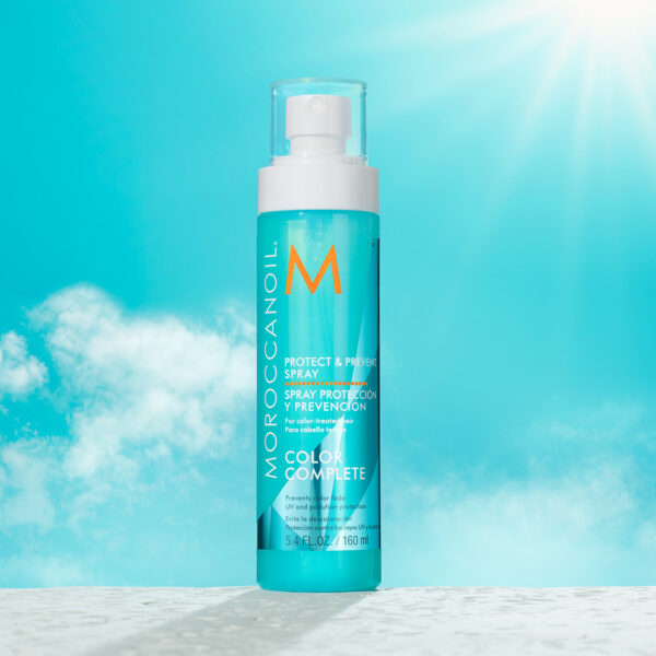 Spray Moroccanoil Protect & Prevent Color Complete bajo el sol