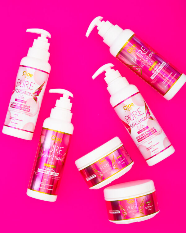 Mascarilla Cloe Pure Sensation Color junto a shampoo y acondicionador sobre fondo rosa.