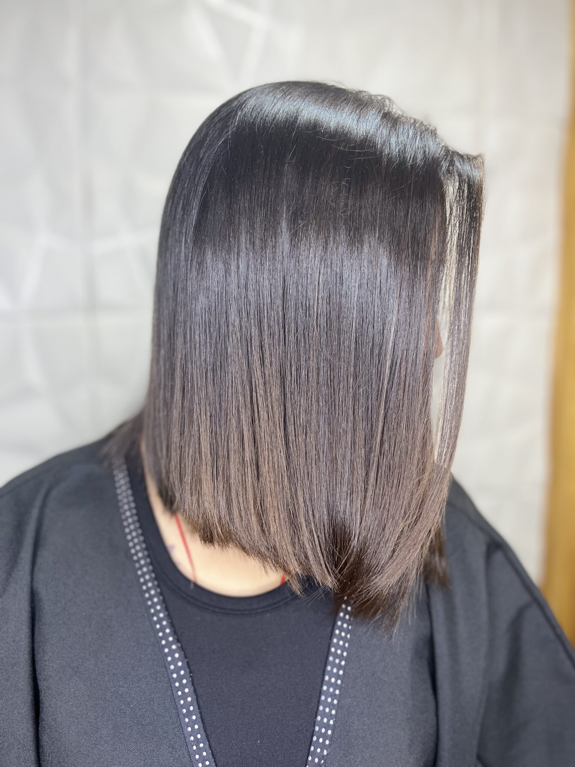 Corte de cabello estilo bob recto con acabado profesional y brillo natural.