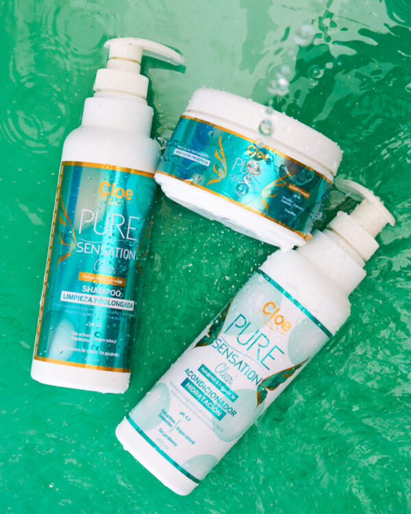 Shampoo, acondicionador y mascarilla hidratante Pure Sensation Clear de Cloe Professional, sumergidos en agua con efecto refrescante.