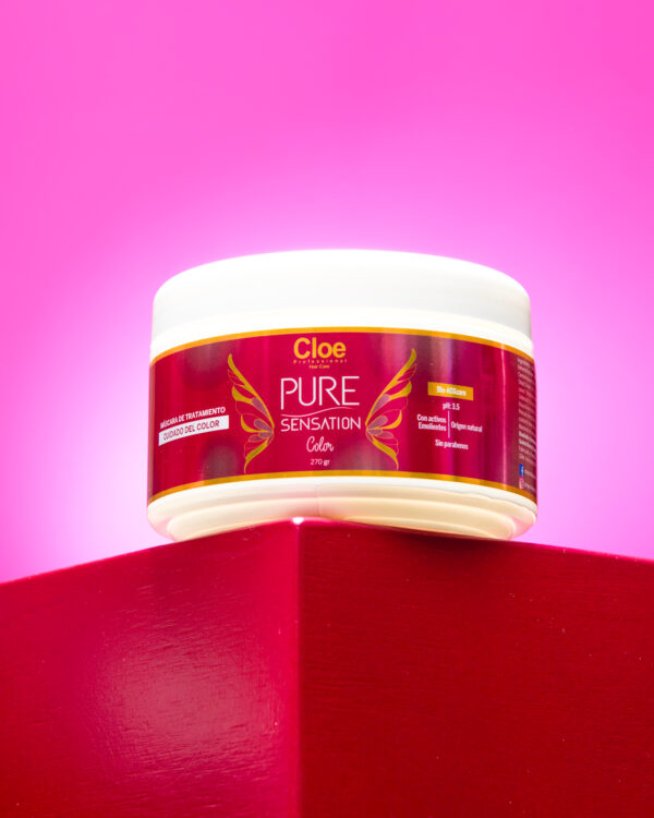 Primer plano de la mascarilla Cloe Pure Sensation Color sobre un pedestal rojo.