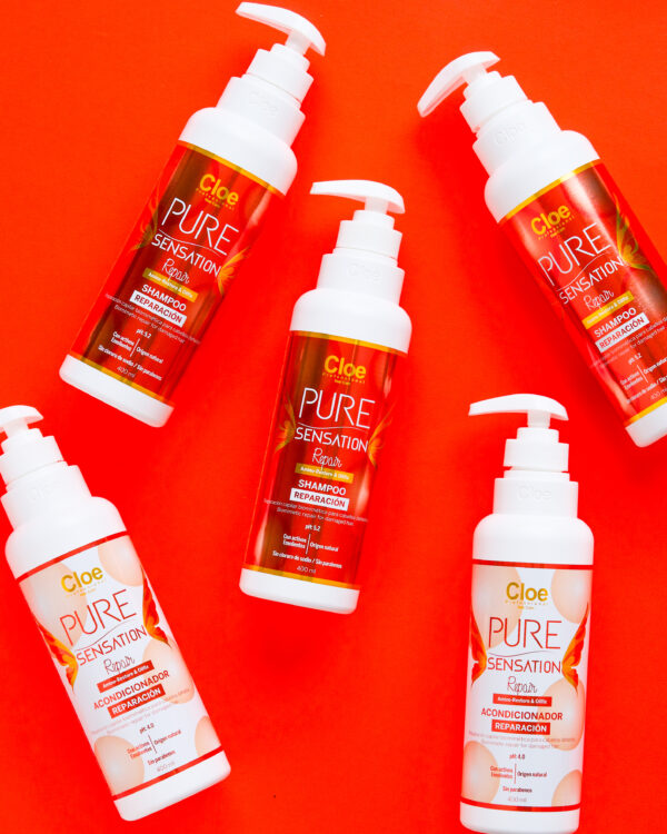 botellas de shampoo y acondicionador Pure Sensation Repair de Cloe Professional con fondo naranja, destacando su acción restauradora.