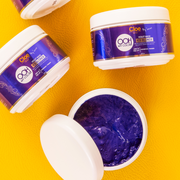 rios envases de mascarilla Cloe OOH My Color Violet Mask Ice Blonde sobre fondo amarillo, uno de ellos abierto mostrando el producto de color morado intenso.