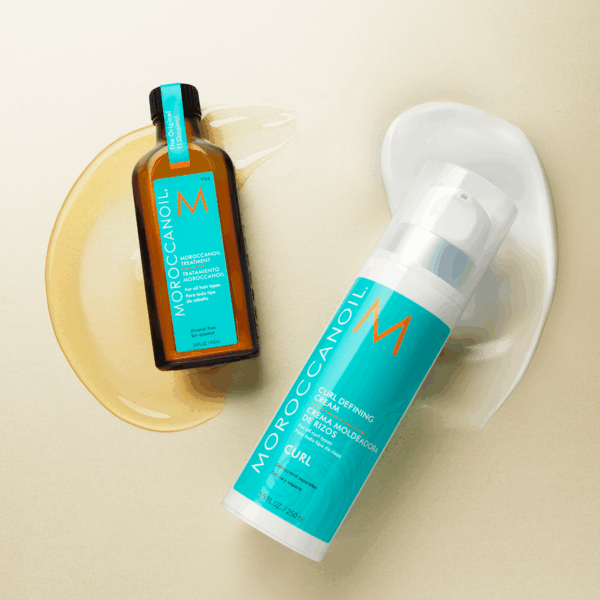 Crema para rizos y aceite Moroccanoil en fondo beige