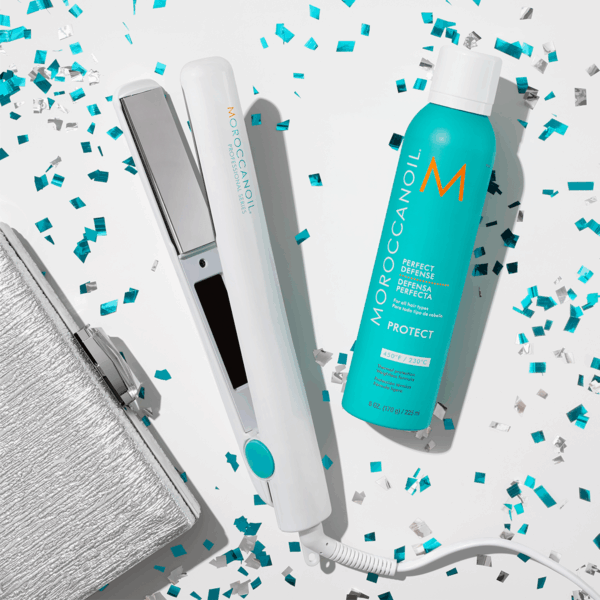 Plancha de cabello Moroccanoil con spray protector Perfect Defense entre confetti turquesa
