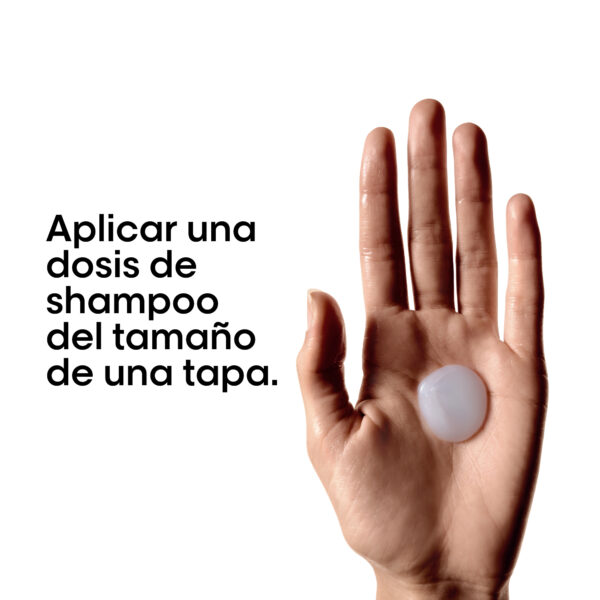 Aplicación del shampoo Vitamino Color con una dosis del tamaño de la tapa
