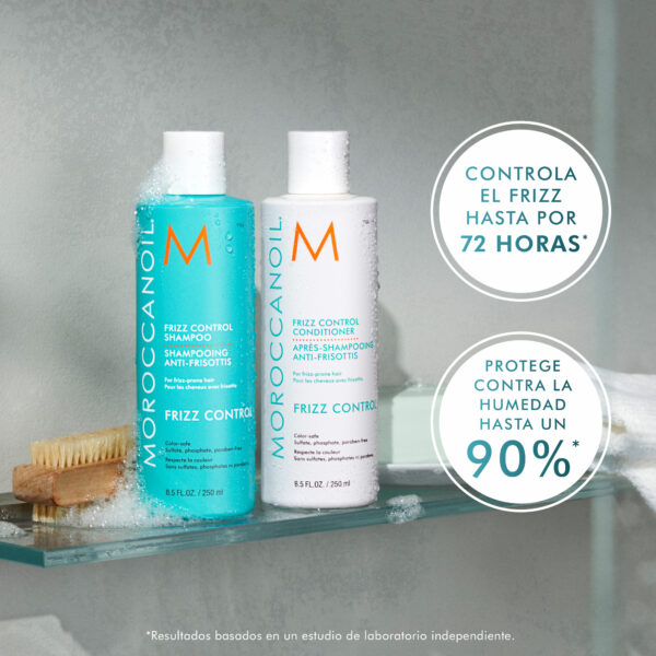 Botellas de Shampoo y Acondicionador Frizz Control de Moroccanoil con espuma.