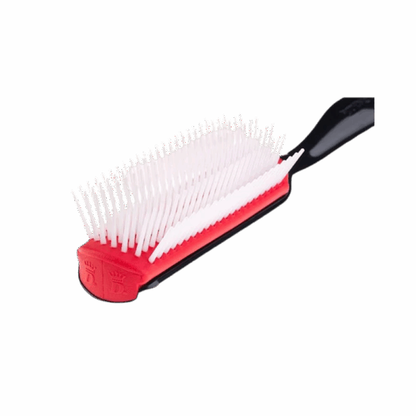 Primer plano de las cerdas de nylon y la almohadilla roja del cepillo Denman D3 Original Styler en color negro.