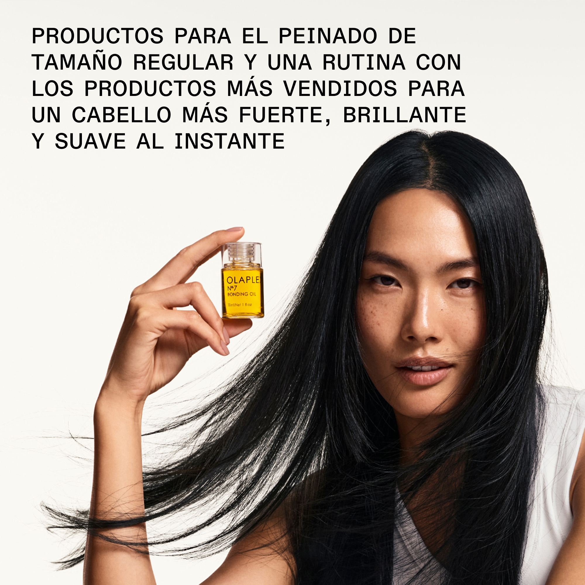 Modelo de cabello largo y oscuro mostrando el brillo obtenido con la rutina y los productos de peinado del kit Olaplex The Full-On Shine.