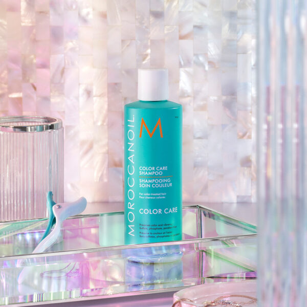 Shampoo Moroccanoil Color Care 250 ml sobre bandeja de baño