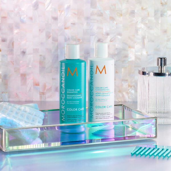 Set de shampoo y acondicionador Moroccanoil Color Care de 250 ml sobre bandeja