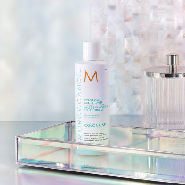 Acondicionador Moroccanoil Color Care 250 ml sobre bandeja de baño