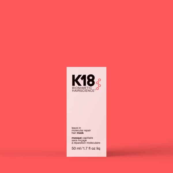 Mascarilla de reparación molecular K18 de 50ml en su caja sobre un fondo rojo