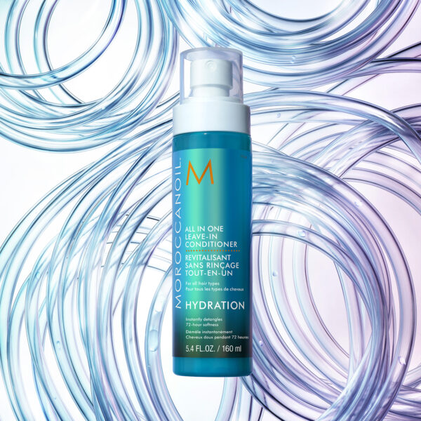 Moroccanoil All In One Leave-In Conditioner sobre fondo azul artístico