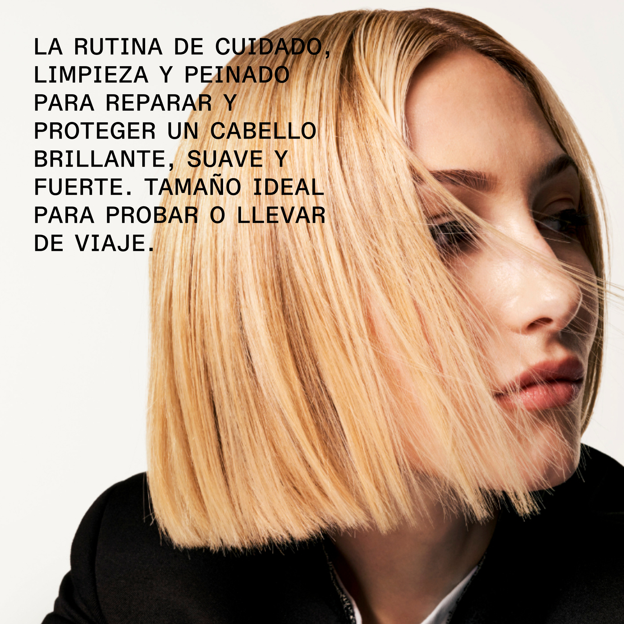 Modelo con cabello rubio, corto y brillante, demostrando los resultados del kit de viaje Olaplex Mini Essentials.