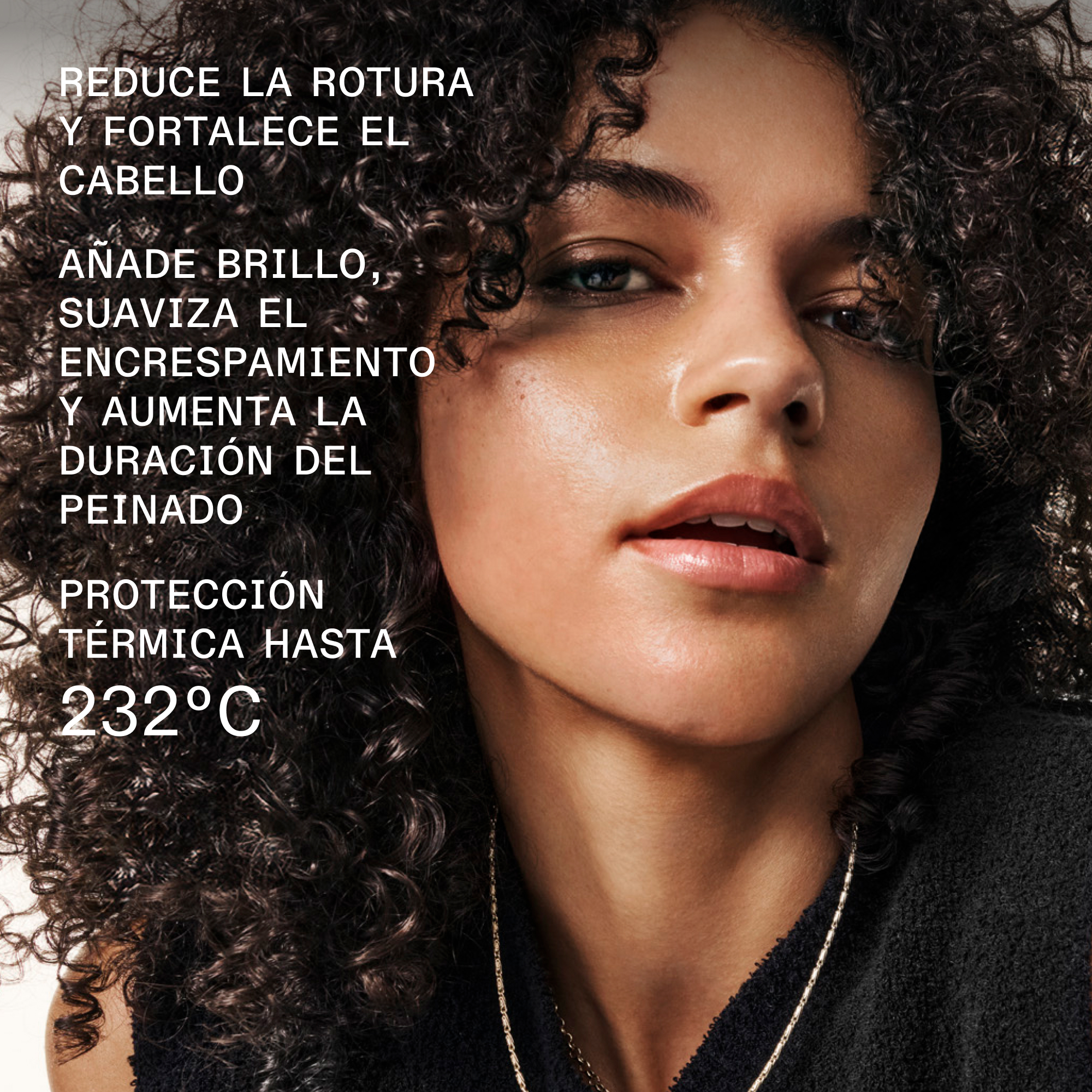 Modelo de cabello rizado mostrando los beneficios del kit Olaplex: menos rotura, más brillo, anti-frizz y protección térmica.