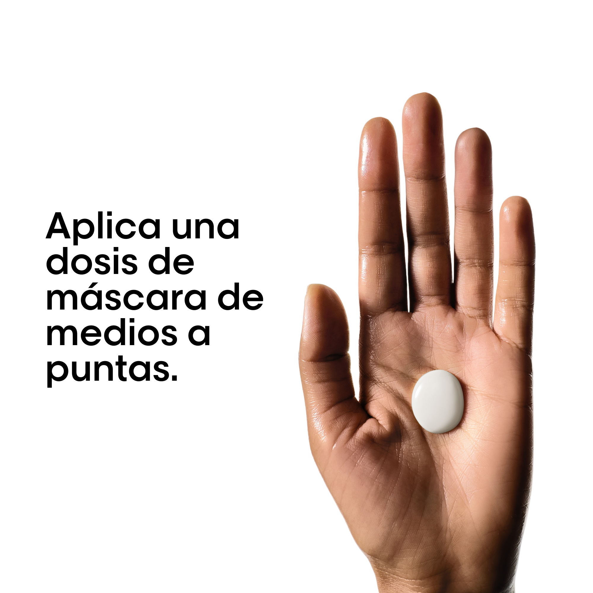 Dosis recomendada de mascarilla Absolut Repair Molecular aplicada en la palma de la mano
