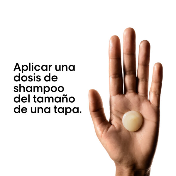Aplicación del shampoo Absolut Repair con dosis del tamaño de una tapa