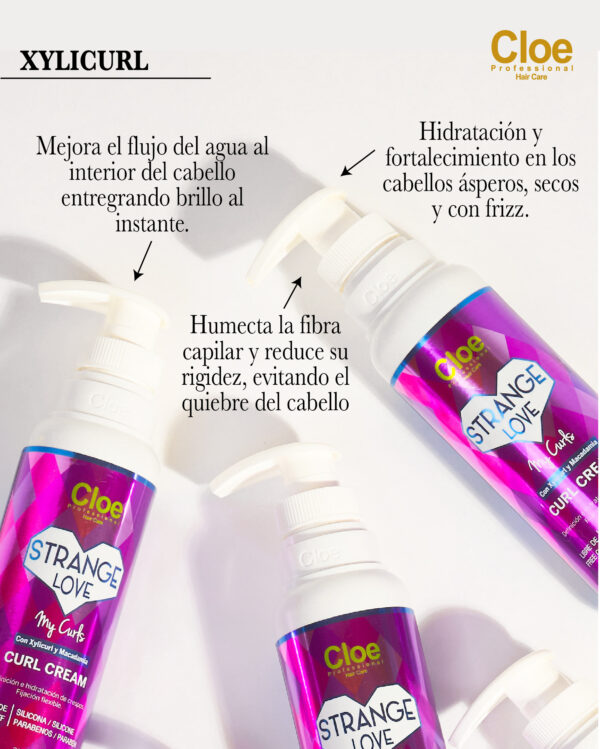 Botellas de Curl Cream Strange Love destacando beneficios del Xylicurl: hidratación, fortalecimiento, reducción del frizz y quiebre, y mejora del brillo y suavidad en cabellos rizados.