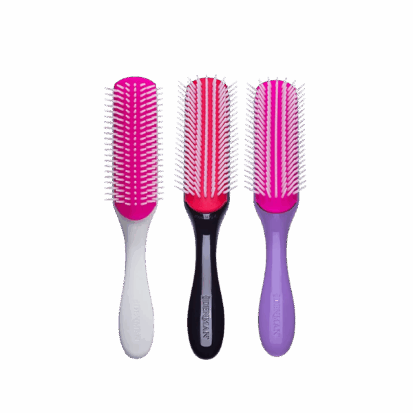Tres cepillos Denman D3 Original Styler de 7 hileras en colores blanco, negro y morado, ideales para definir rizos.