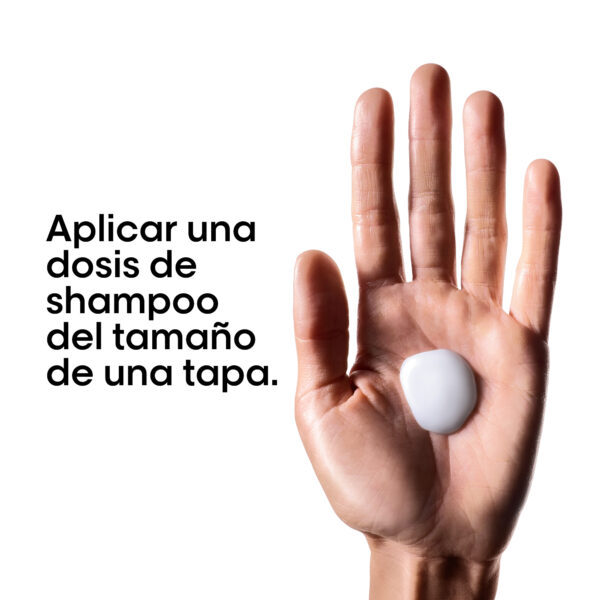 Dosis recomendada de shampoo Metal Detox en la palma de la mano