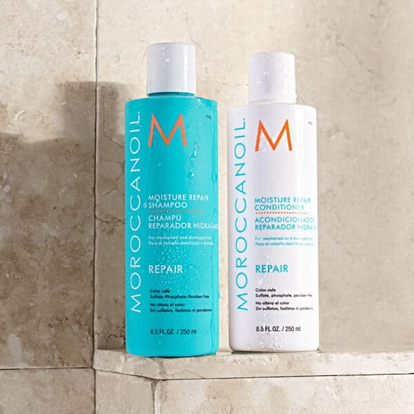 Duo Moroccanoil Moisture Repair 250 ml con gotas de agua