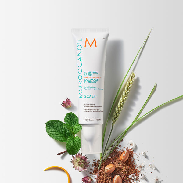 Exfoliante Moroccanoil Scalp con ingredientes naturales como menta, cáscara de argán y granos