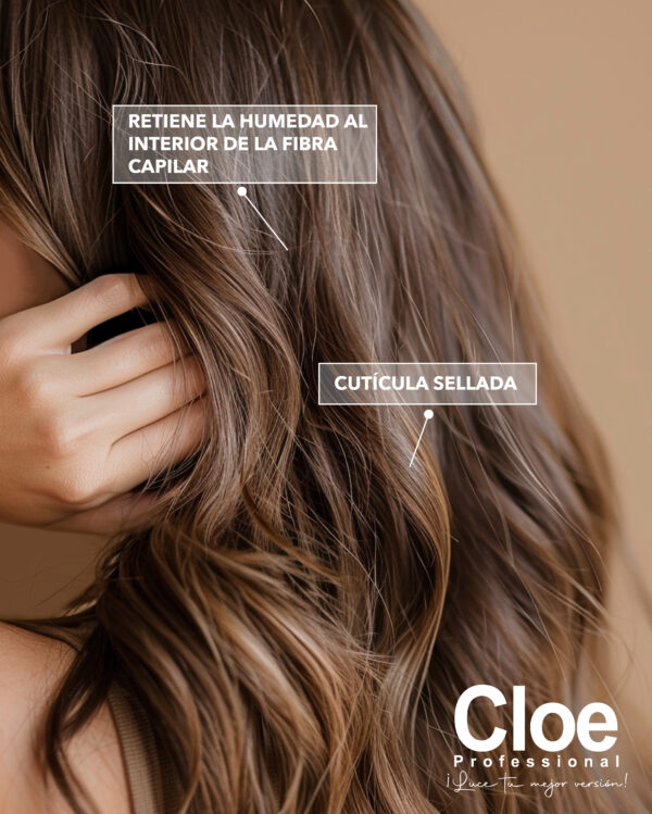Cabello ondulado de modelo mostrando brillo y suavidad, con textos que destacan retención de humedad y cutícula sellada, sobre fondo beige.