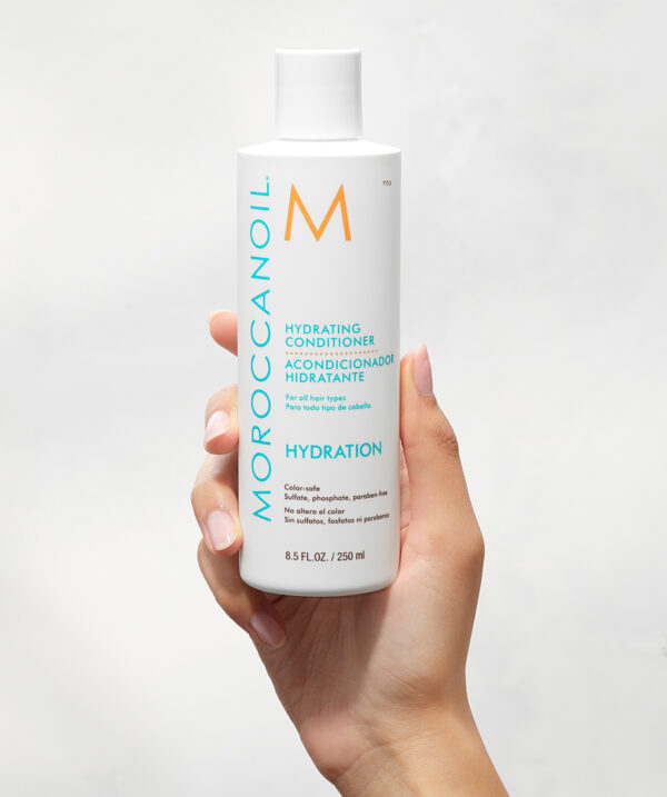 Botella de Acondicionador Hidratante Moroccanoil sostenida en mano