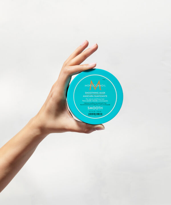 Persona sosteniendo la Máscara Smooth Moroccanoil de 250ML