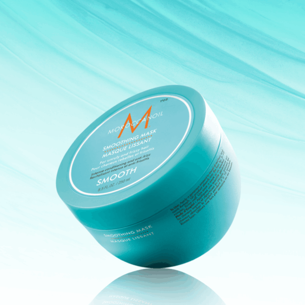 Máscara Smooth Moroccanoil 250ML sobre fondo celeste con textura