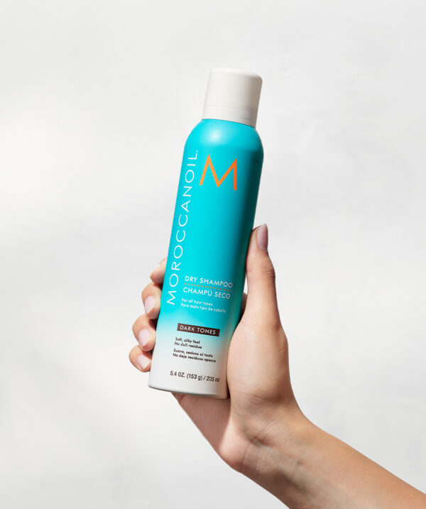 Shampoo en seco Moroccanoil Dark Tones 205 ml en mano