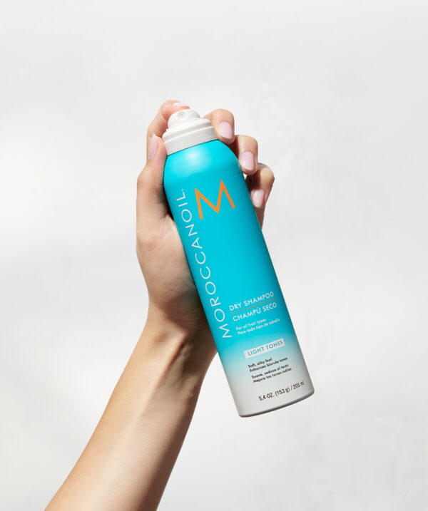 Aplicación de shampoo en seco Moroccanoil Light Tones 205 ml