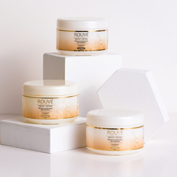 Tres envases de mascarilla Rouvé Magic Repair dispuestos sobre bases blancas de diferentes alturas, con fondo blanco.