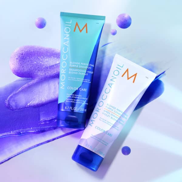 Moroccanoil Blonde Perfecting Shampoo y Conditioner con textura violeta y burbujas