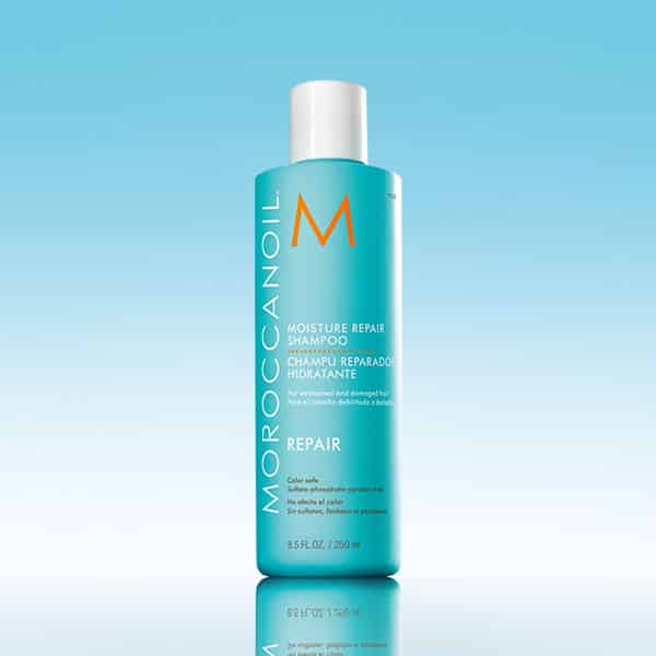 Shampoo Moroccanoil Moisture Repair 250 ml sobre fondo azul degradado
