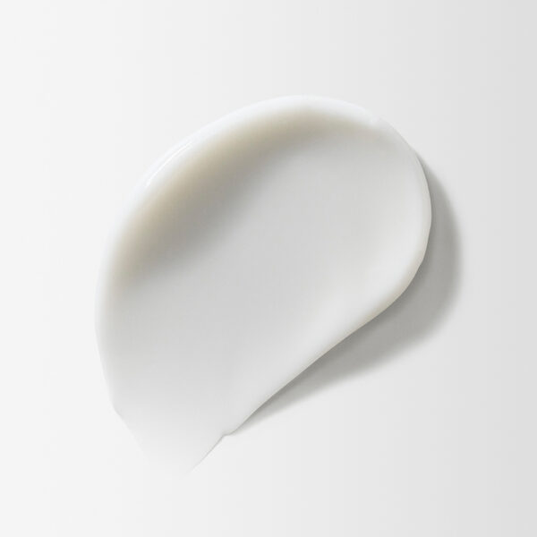 Textura cremosa del acondicionador Scalp Moroccanoil sobre fondo blanco