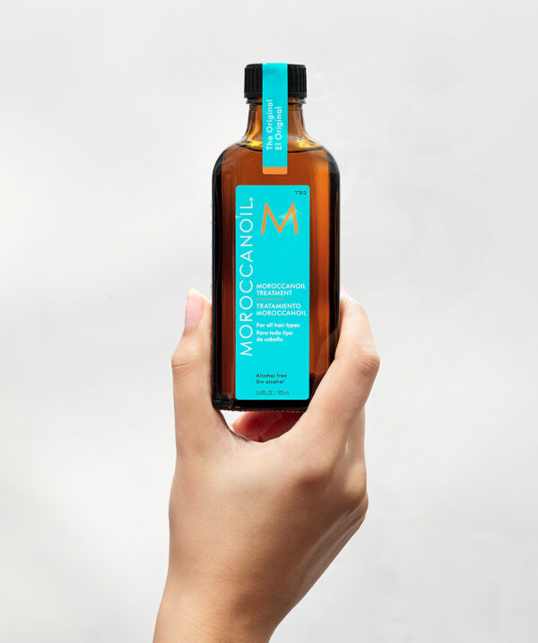 Tratamiento Moroccanoil Original de 100 ml sostenido por una mano