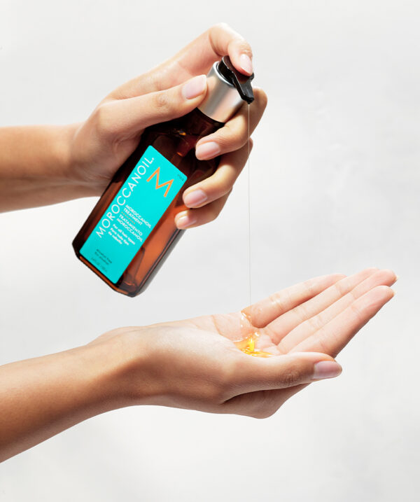 Aplicación del Tratamiento Moroccanoil Original desde botella de 125 m