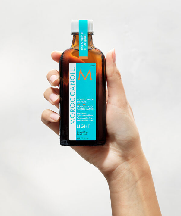 Tratamiento Moroccanoil Light 100ml en mano
