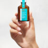 Tratamiento Moroccanoil Light 25ml sostenido en mano