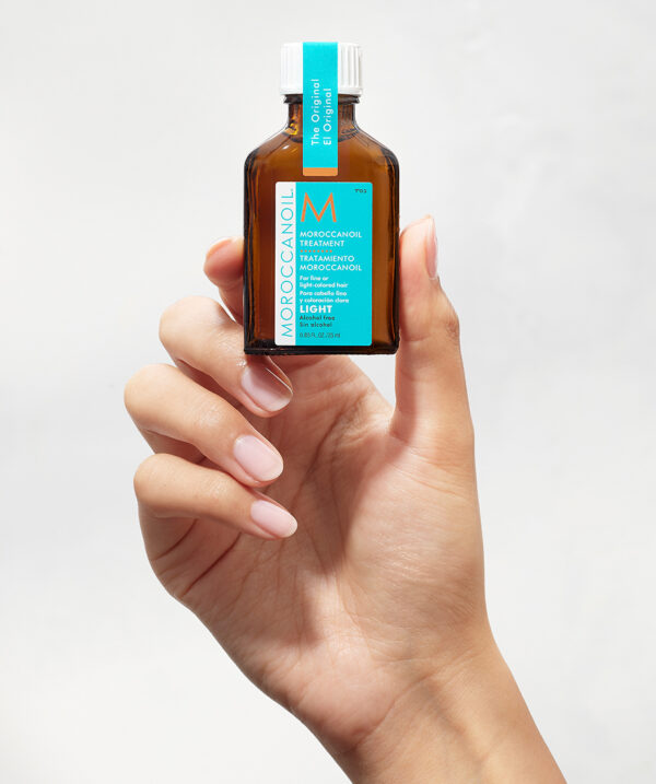Tratamiento Moroccanoil Light 25ml sostenido en mano